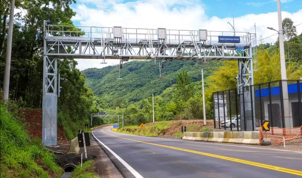 Pórtico do sistema de pedágio free flow — Foto: Gustavo Mansur/Governo do Estado