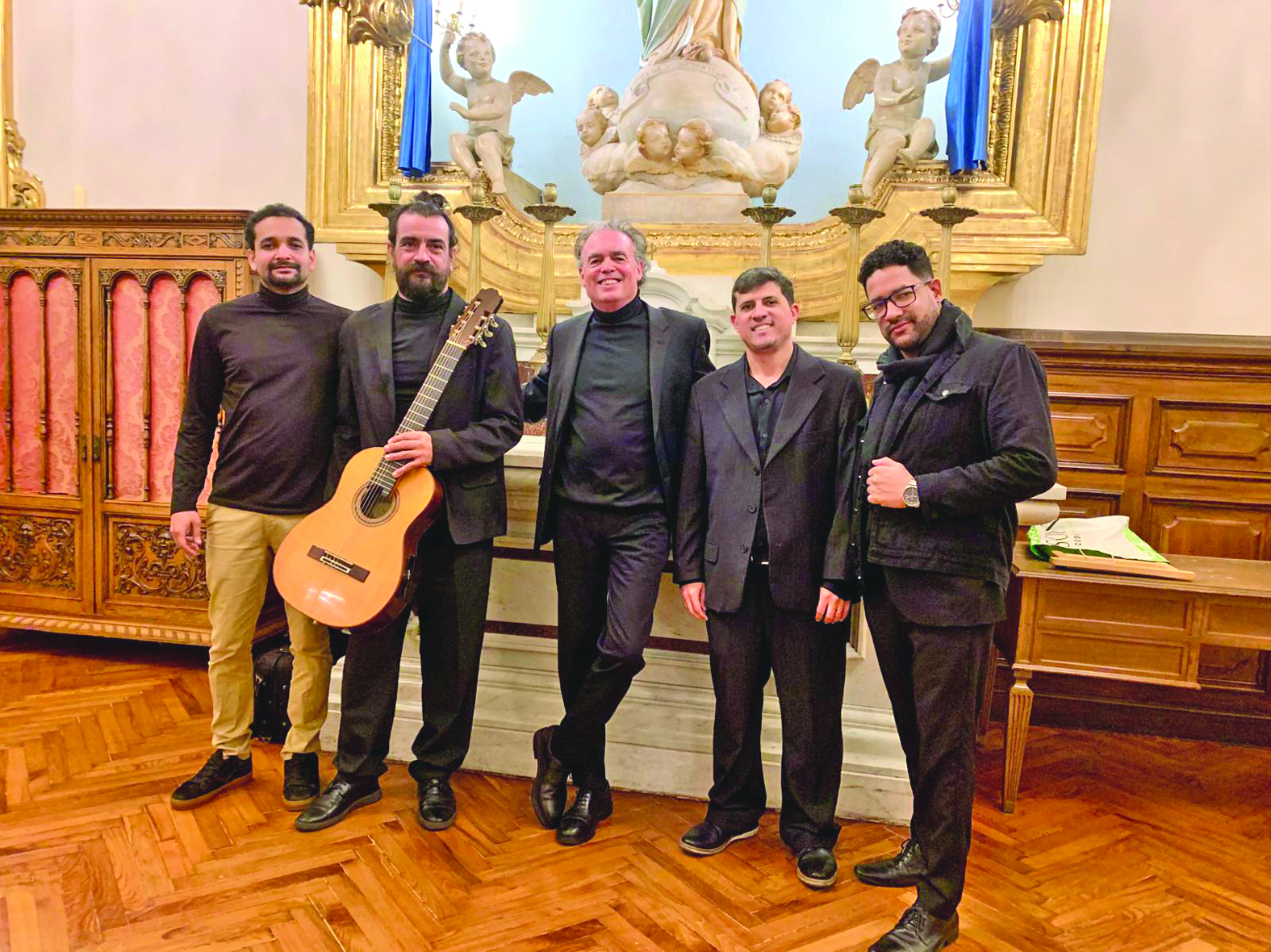 Eduardo Martinelli, com violão, e grupo - Foto: divulgação