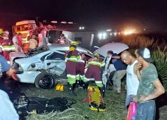 Colisão entre três veículos na BR-163 deixa oito feridos em Dourados