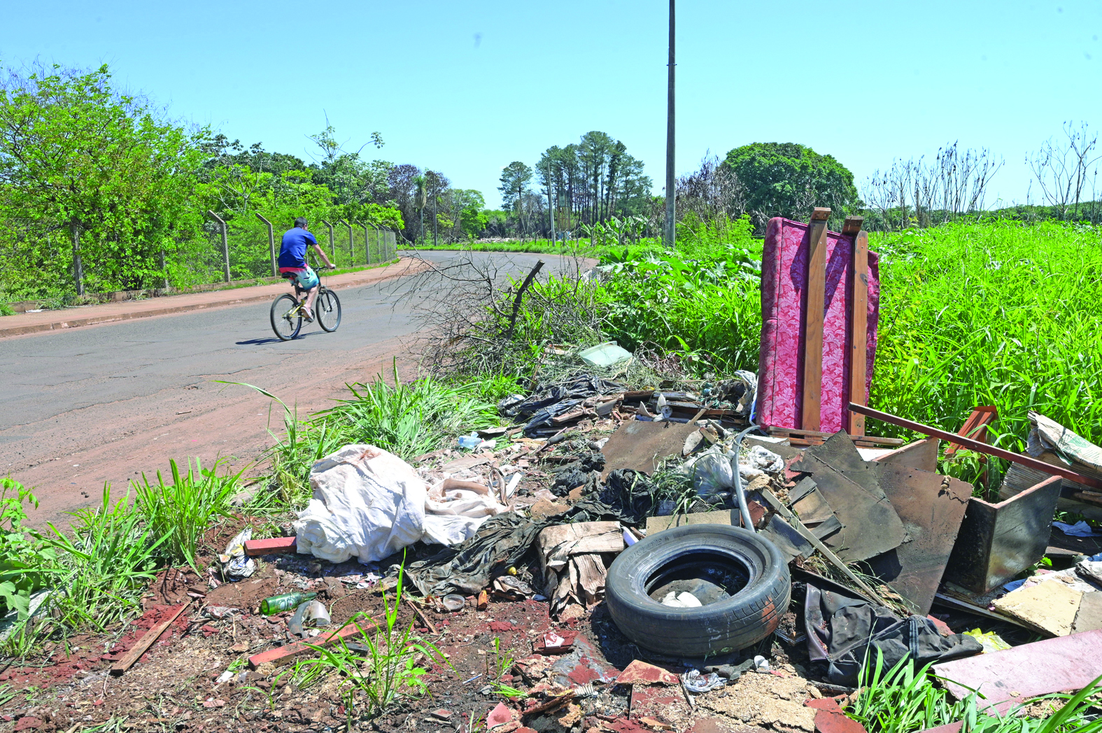 LIXOS EM TERRENO BALDIO RUA DO PIANO - FOTO: NILSON FIGUEIREDO