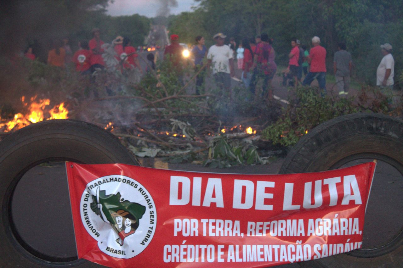 Manifestantes liberam BR-262 após ser interditada durante protesto do MST