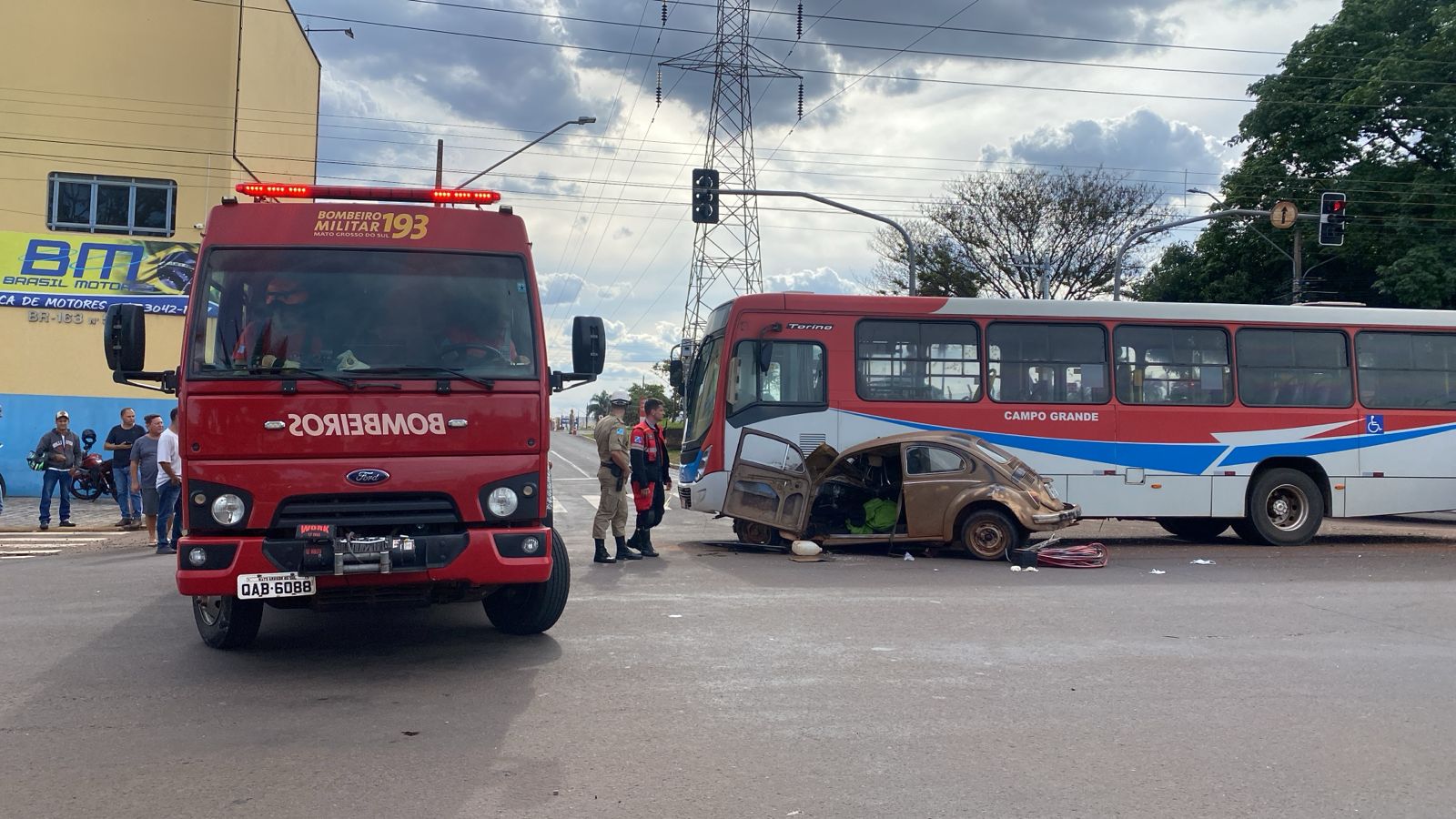 Motorista avança semáforo e destrói fusca em colisão com ônibus na Avenida Guaicurus