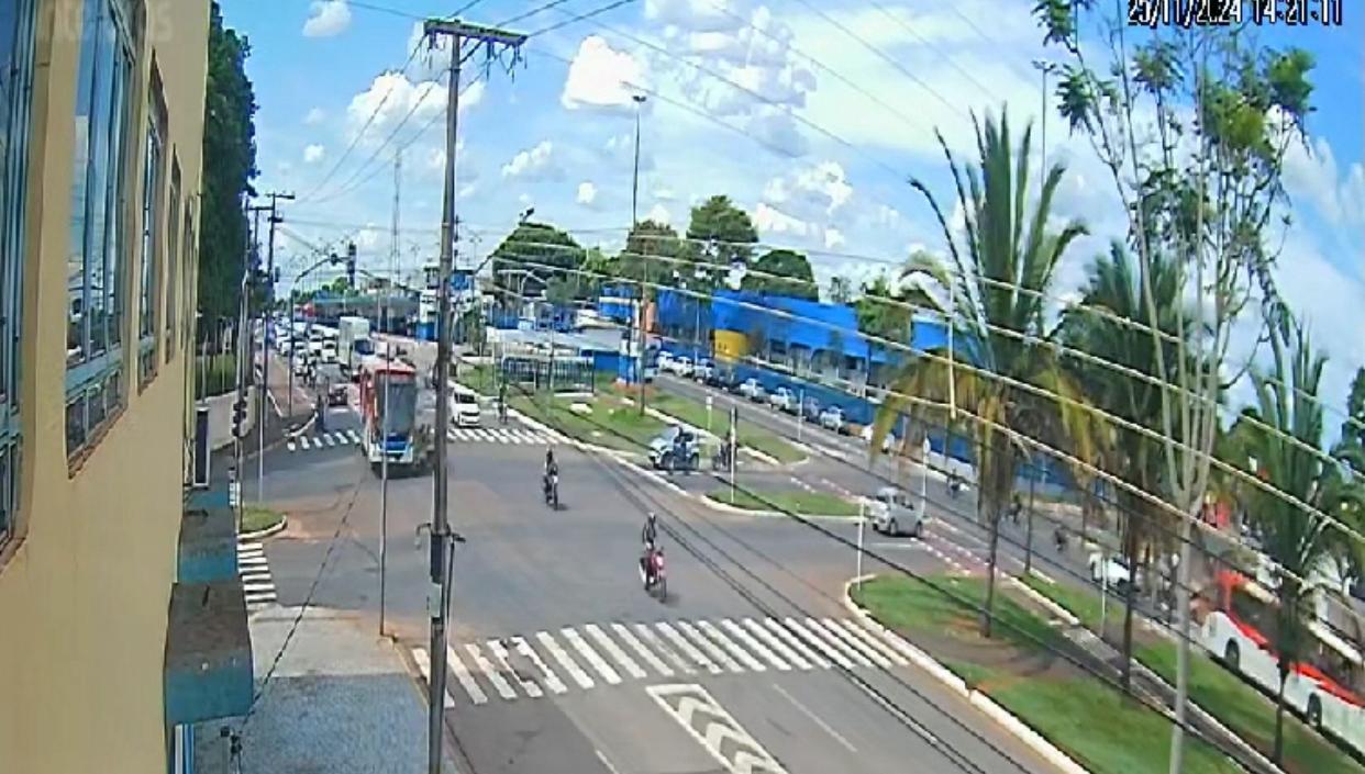 Vídeo mostra motorista em fusca avançando semáforo e colidindo contra ônibus na Avenida Guaicurus