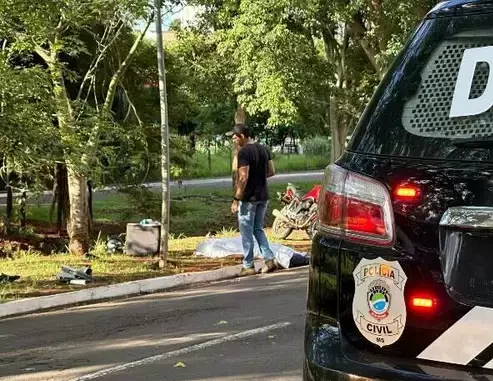 Motoentregador morre ao colidir em poste na Avenida Ricardo Brandão, em Campo Grande