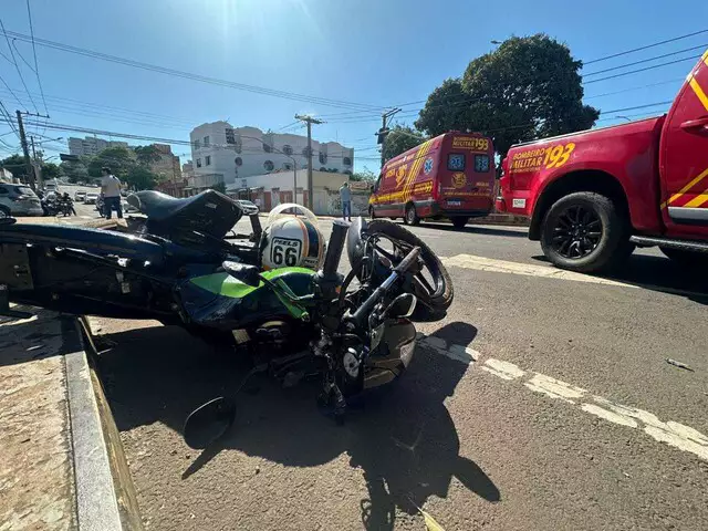 Motociclista de aplicativo morre em colisão no centro de Campo Grande