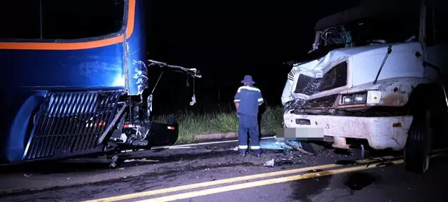 Falha elétrica em ônibus de turismo provoca acidente com carreta na MS-040