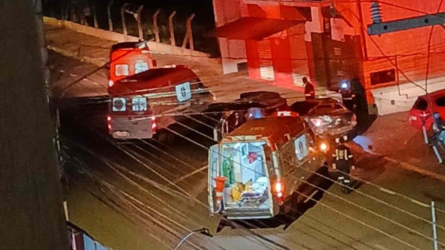 Motorista morre esmagado após perder controle de veículo e colidir com carros estacionados no Centro de Campo Grande