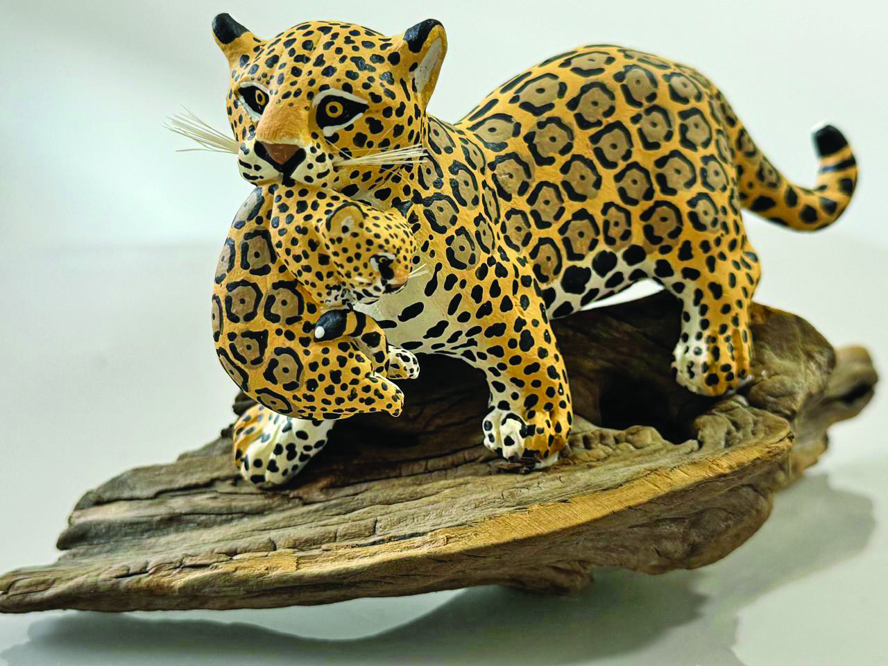 Onça com Filhote na Boca - obra de Fabiane Marçal