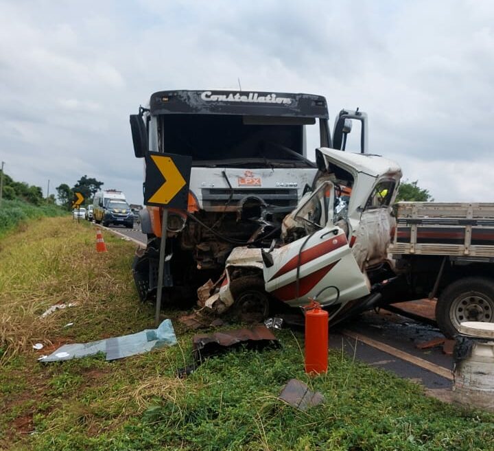 Batida entre carreta e caminhão mata três pessoas na BR-163, em Bandeirantes