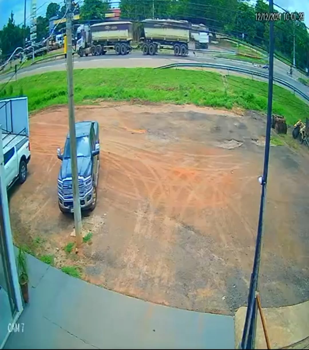 Homem morre atropelado por carreta na BR-359 em Coxim; Veja vídeo