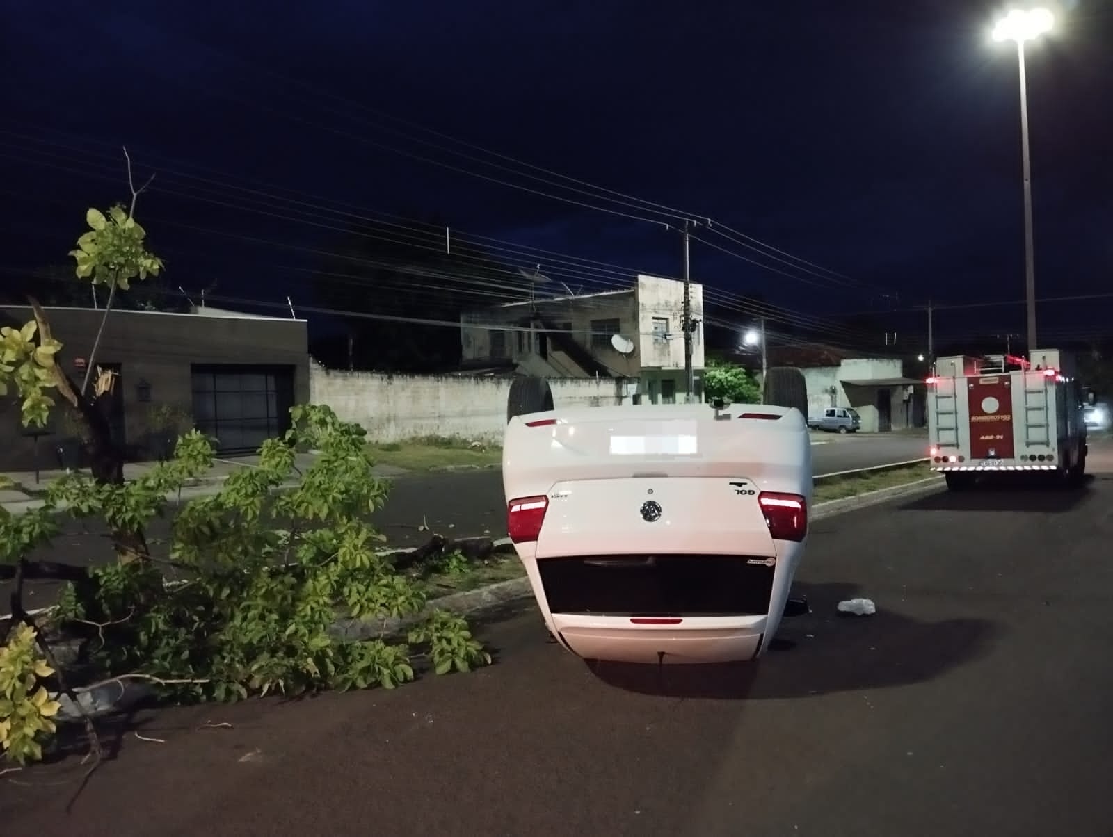 Motorista abandona carro após capotar veículo em avenida de Corumbá