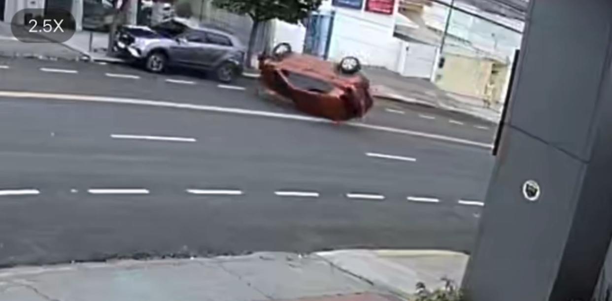 Câmera registra idosa capotando carro após colisão na Vila Glória, em Campo Grande