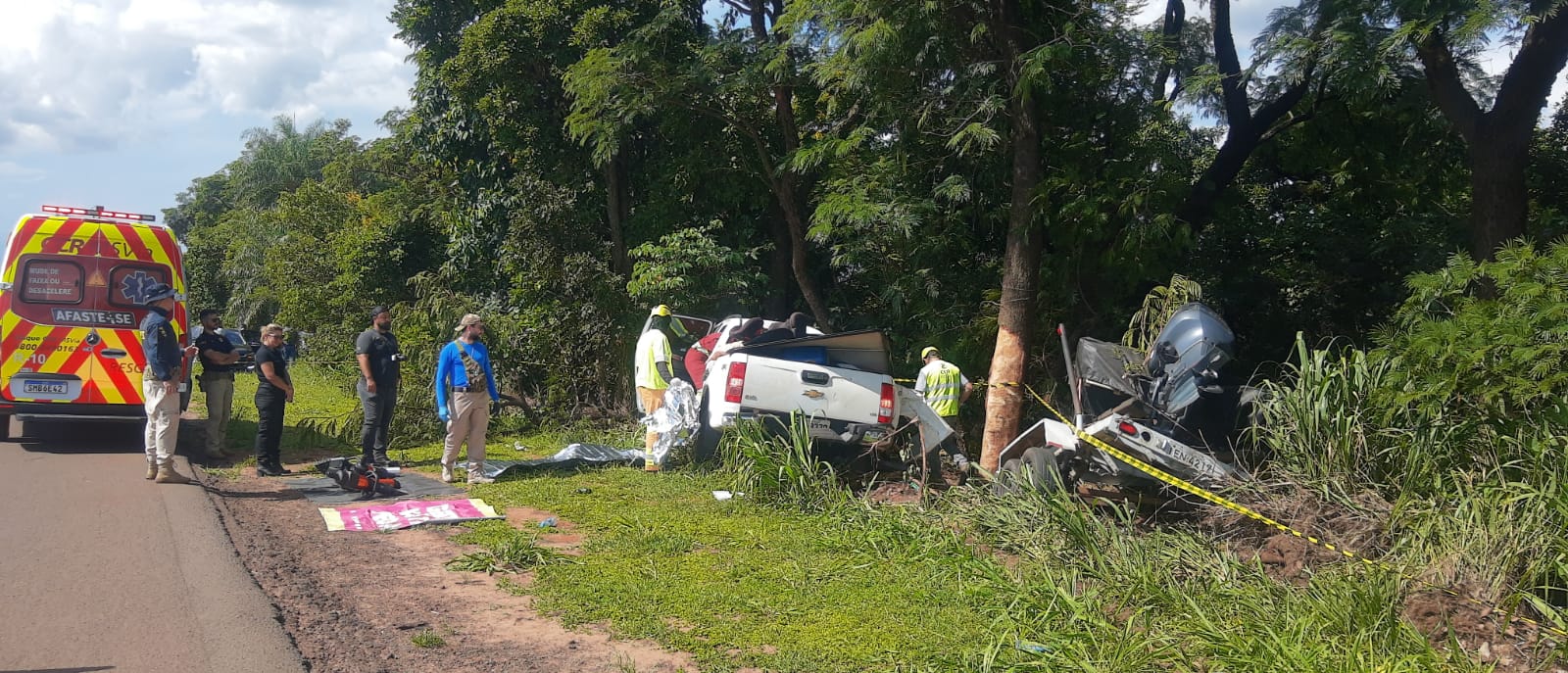 Passageira morre após caminhonete bate contra árvore na BR-163, em Campo Grande