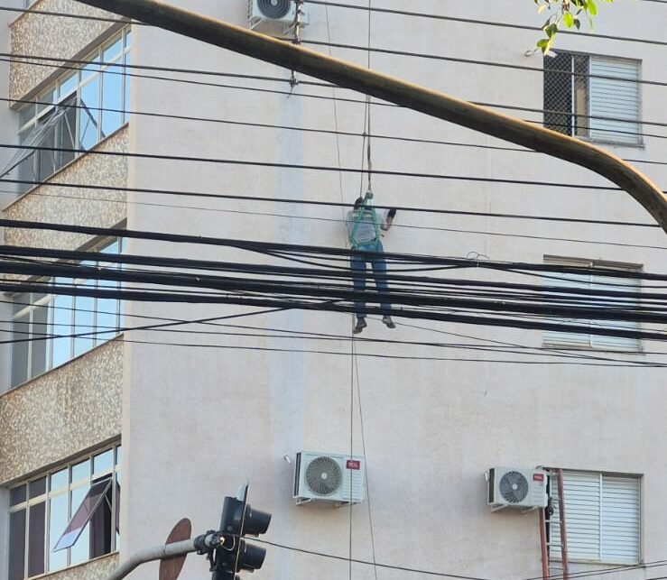 Trabalhador fica pendurado em prédio após corda arrebentar em Campo Grande