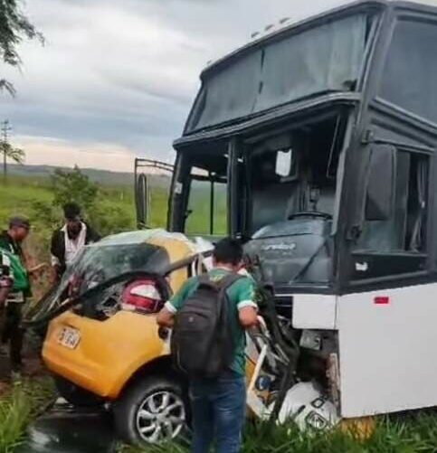 Colisão entre carro e ônibus com 45 passageiros deixa uma pessoa morta em MS