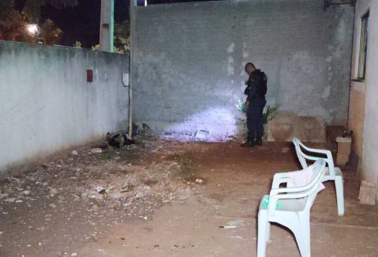 Homem é morto com tiro na testa e autor foge após confessar crime para esposa em Dourados