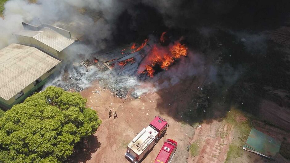 Incêndio de grandes proporções atinge usina de triagem de reciclagens, em Bataguassu; veja vídeo