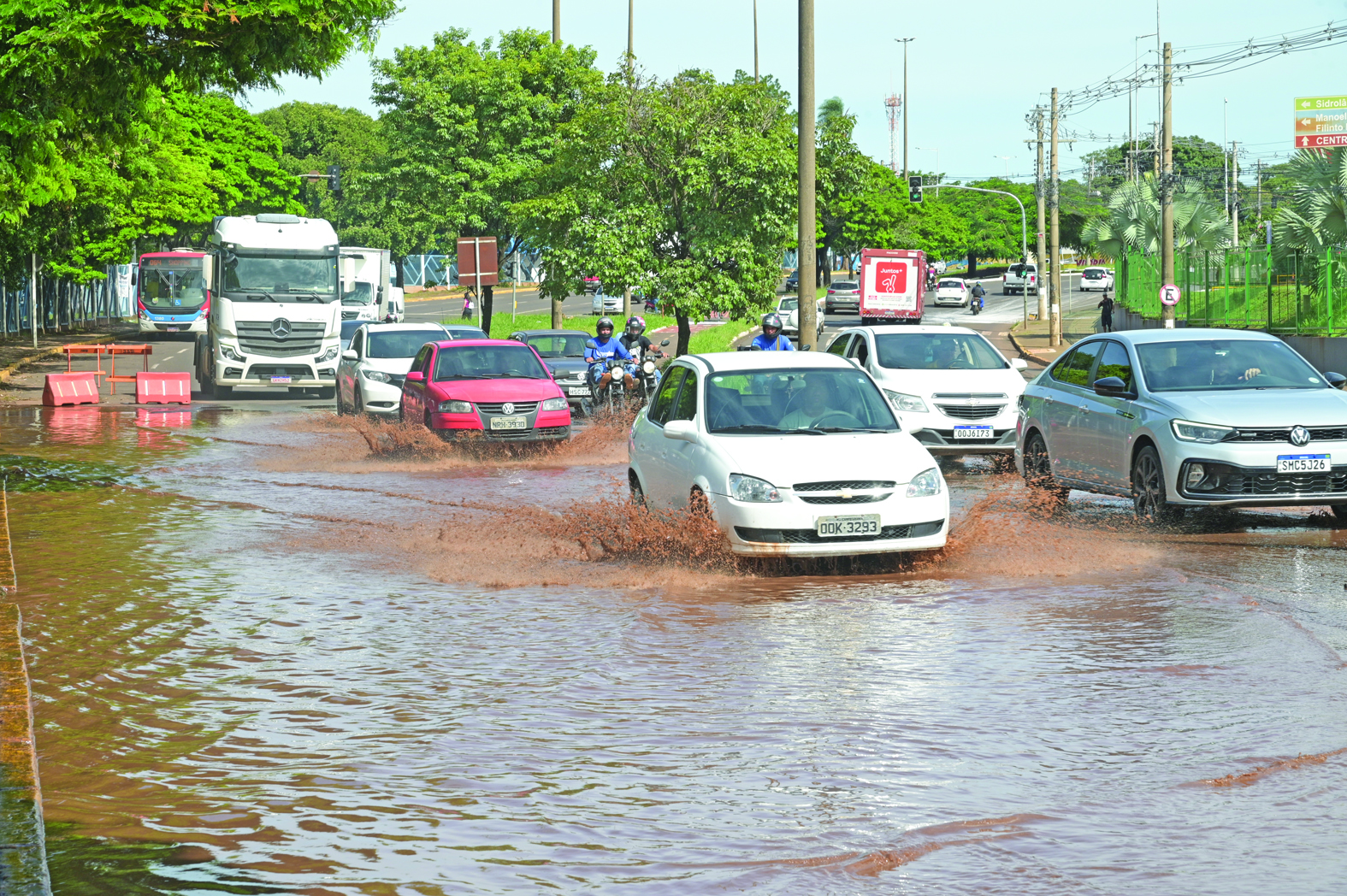 Buracos, alagamentos e até casos de dengue são rastros deixados pela forte chuva na Capital