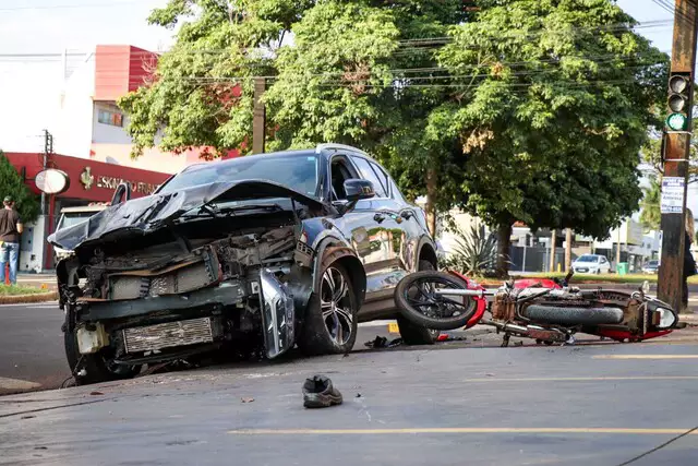 Motoentregador fica gravemente ferido em acidente com motorista embriagado em Campo Grande