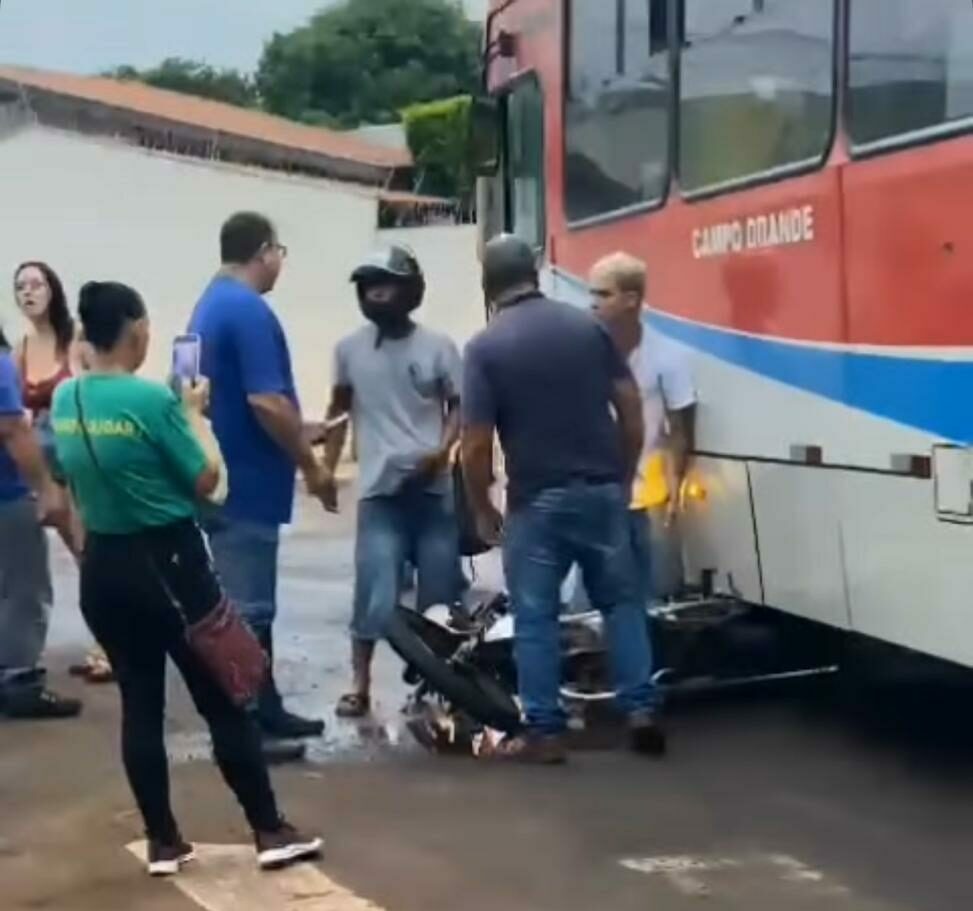 Acidentes com ônibus causam transtornos em Campo Grande neste sábado