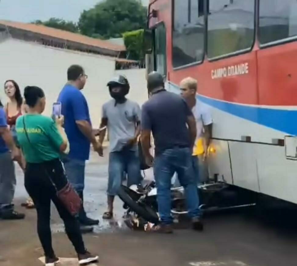 Acidentes com ônibus causam transtornos em Campo Grande neste sábado