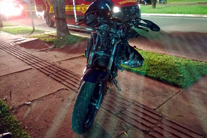 Motociclista colide em árvore e fica gravemente ferido