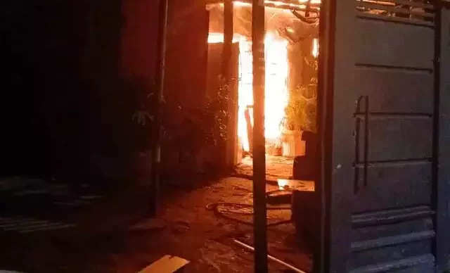 Incêndio destrói casa no Residencial Estrela Park em Campo Grande