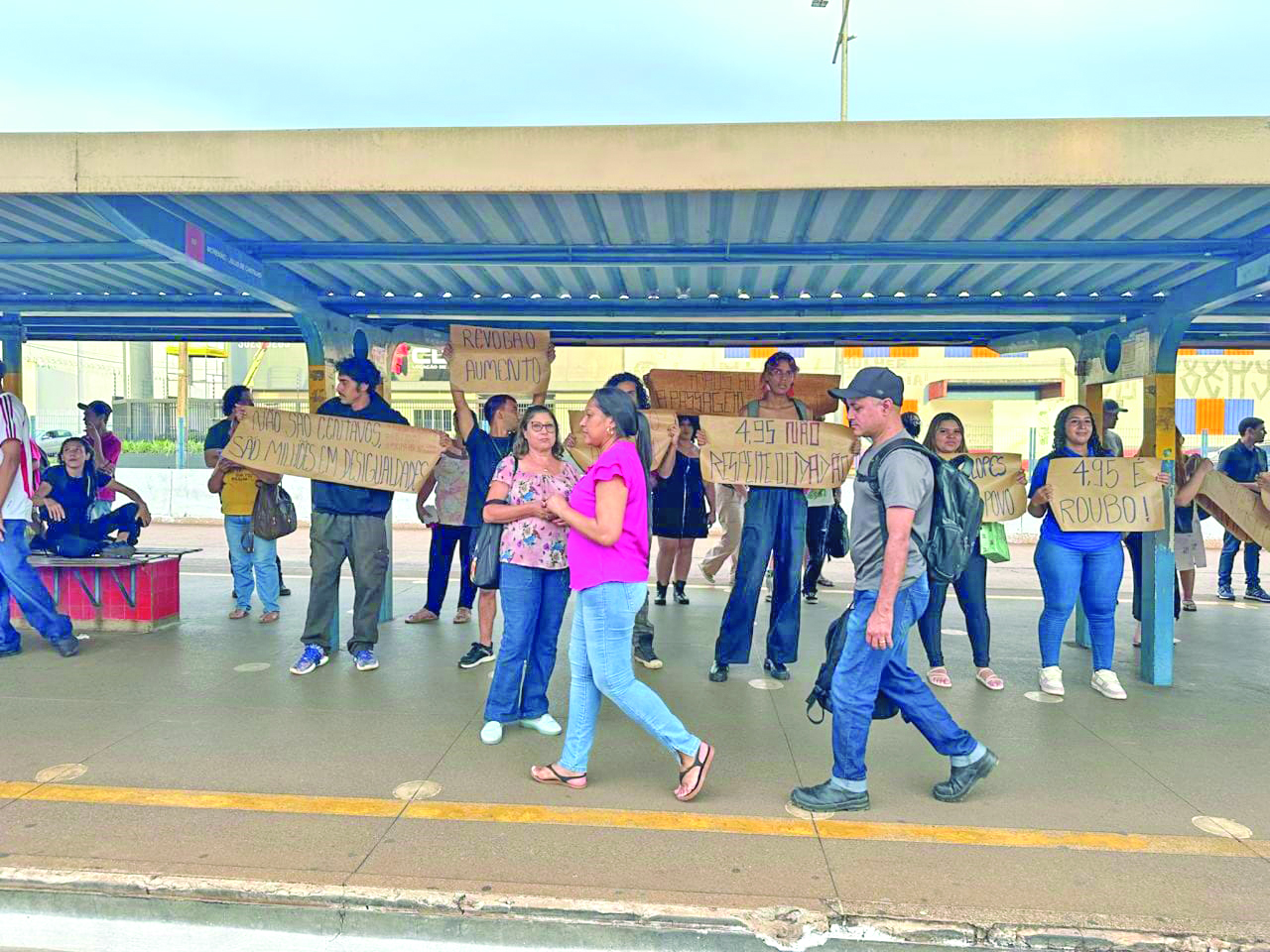 Usuários exigem serviço de qualidade e revogação do reajuste da tarifa em protesto