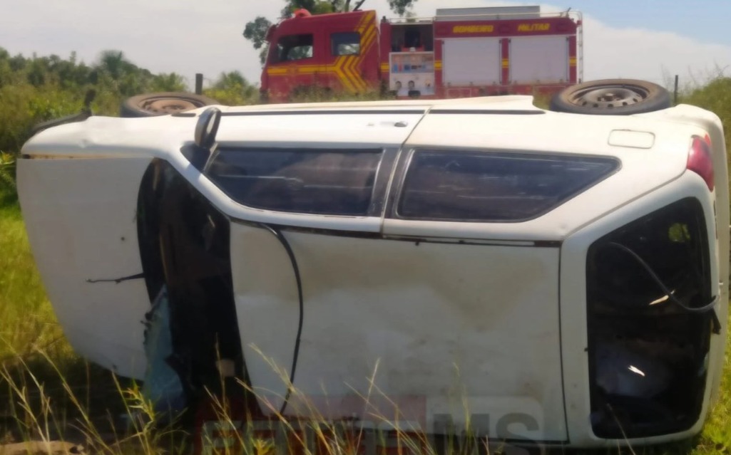 Carro cai de ponte e família inteira morre afogada em Brasilândia