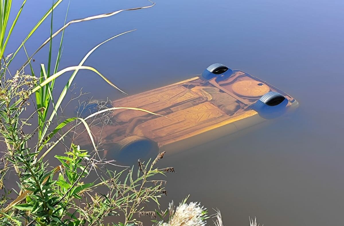 Carro cai de ponte e família inteira morre afogada em Brasilândia