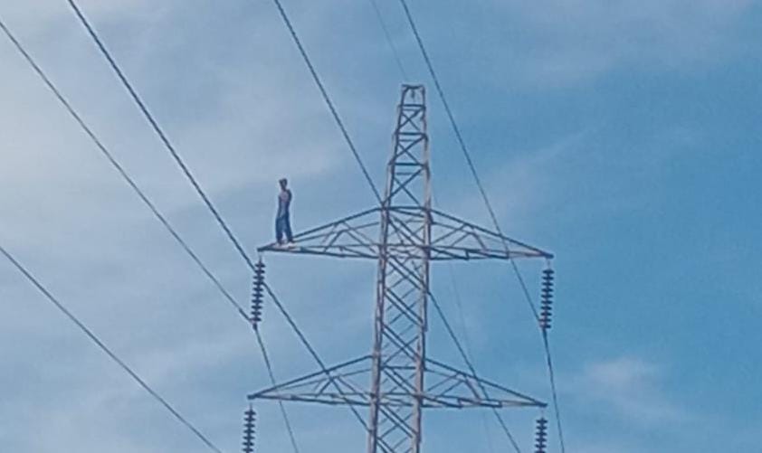 Homem sobe em torre de energia durante surto e mobiliza bombeiros por 2h para o resgate na Capital