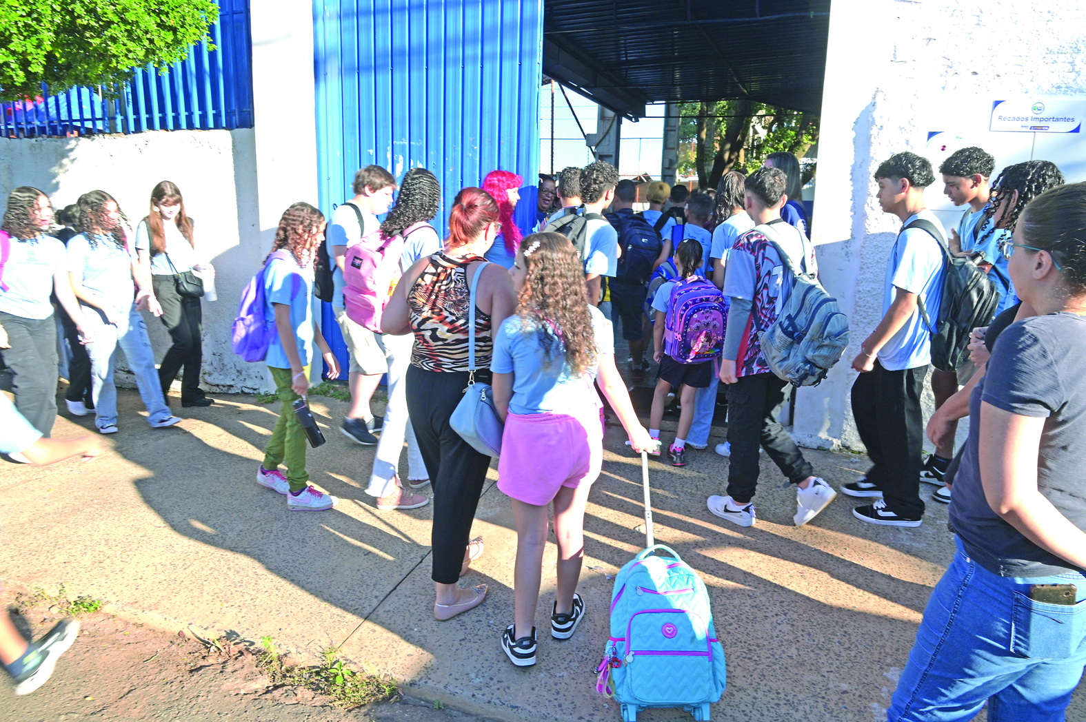 Volta às aulas em Campo Grande: proibição de celulares e reforço na segurança geram debate entre pais e alunos