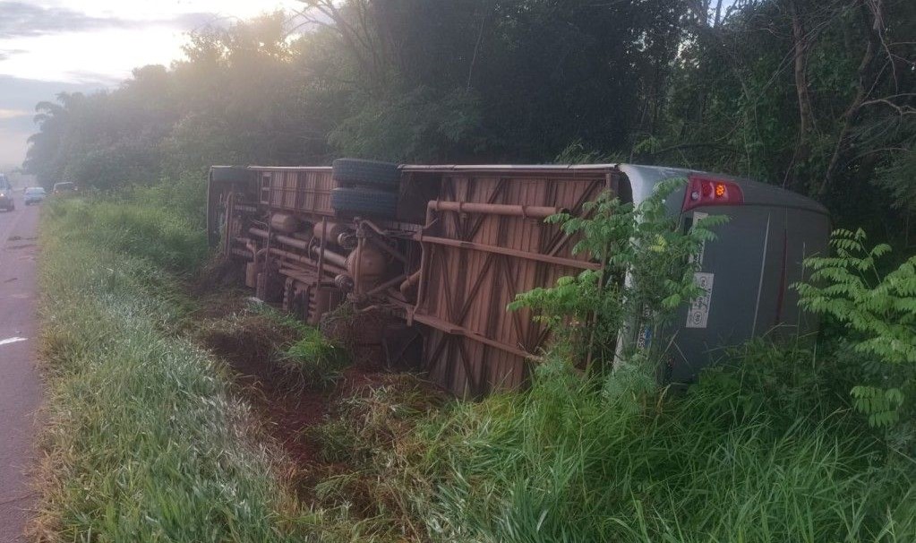 Ônibus com 19 passageiros capota após caminhão atravessar pista na MS-156 em Caarapó