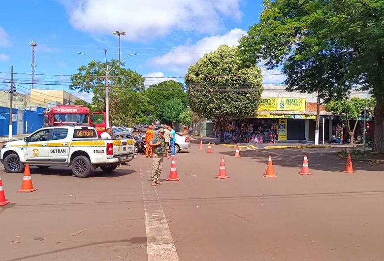 Carro bate em motocicleta em cruzamento em Dourados; homem teve ferimentos graves