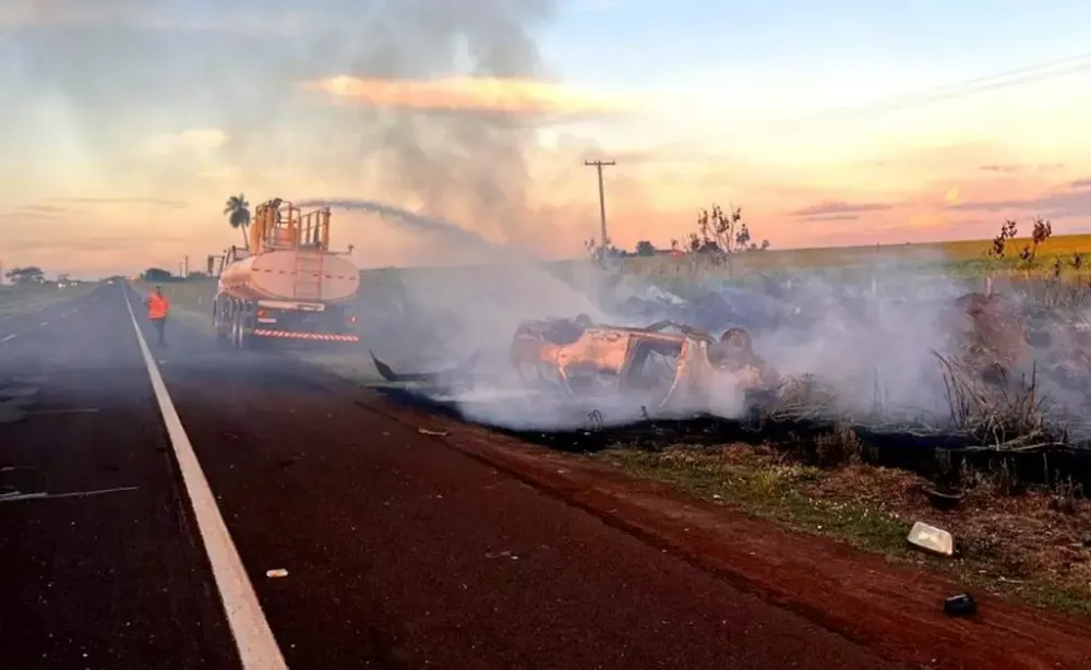 Homem fica em estado grave após veículo capotar e pegar fogo na BR- 163 em Naviraí