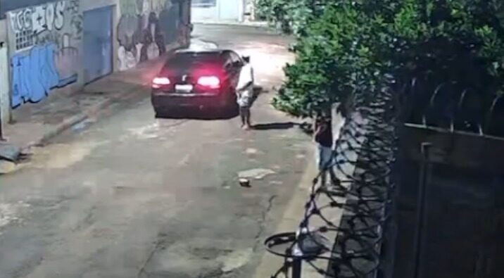 Homem é baleado em tentativa de homicídio e sobe em telhado para escapar dos disparos em Campo Grande