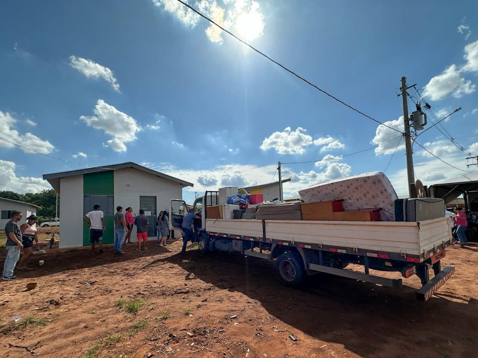 Famílias afetadas por incêndio na comunidade Mandela recebem novas moradias