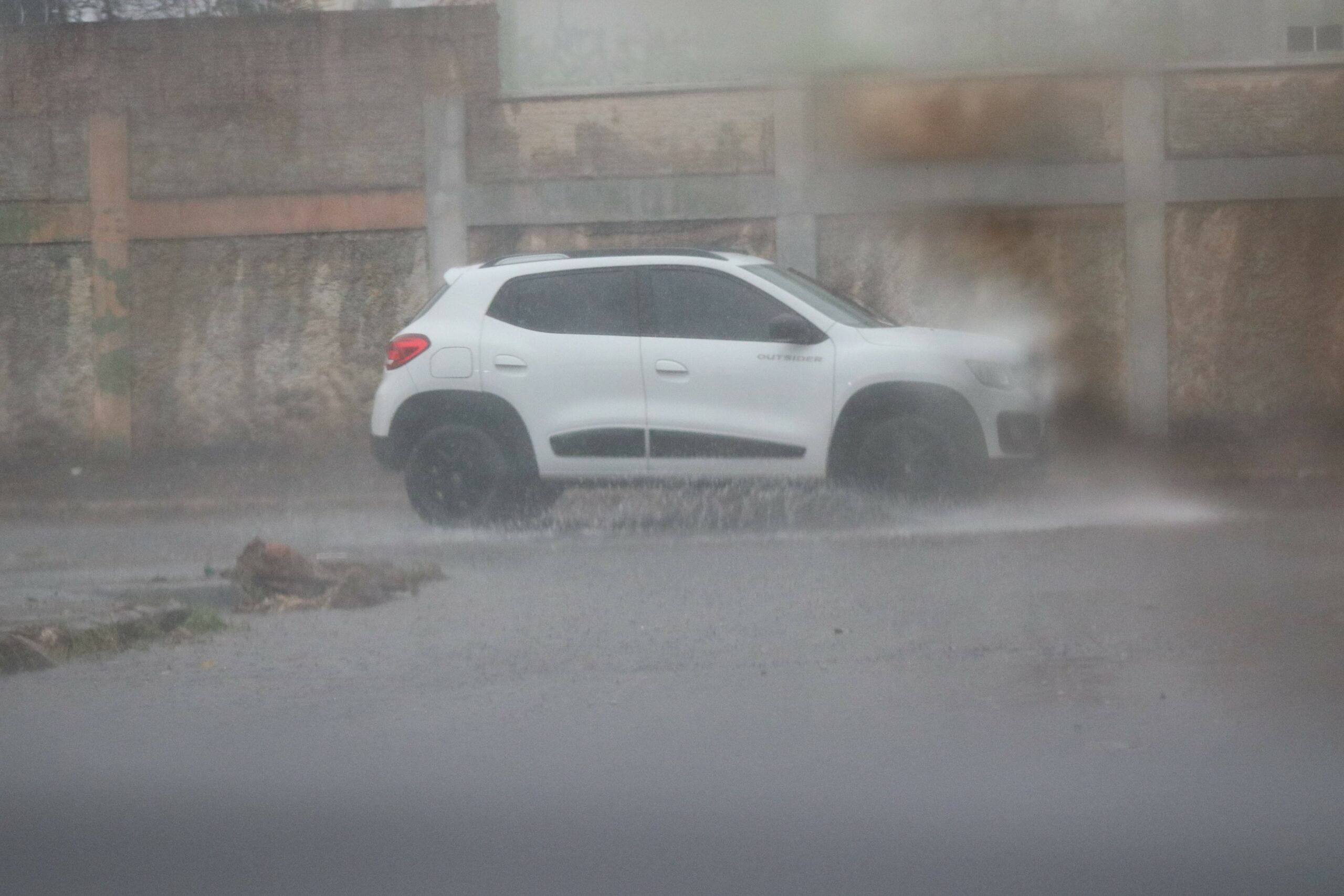 Chuva intensa provoca novos alagamentos e transtornos em Campo Grande