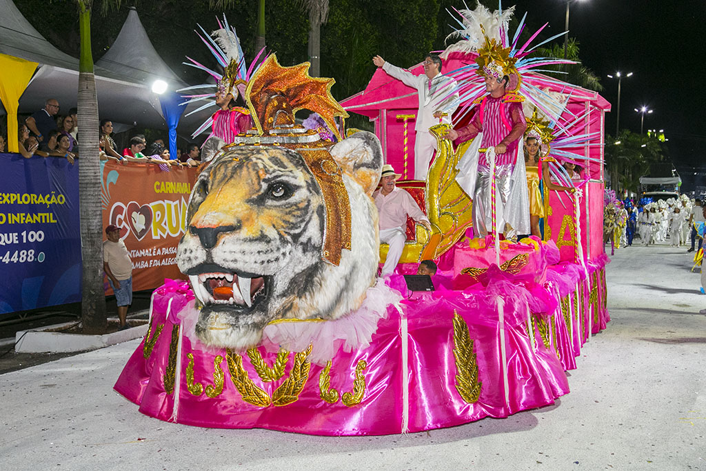 Após adiamento por forte chuva, escolas de samba de Corumbá descem a passarela do samba nesta segunda-feira