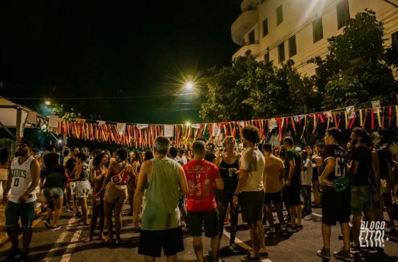 Bloco EITA! leva folia às ruas da Capital no Enterro dos Ossos