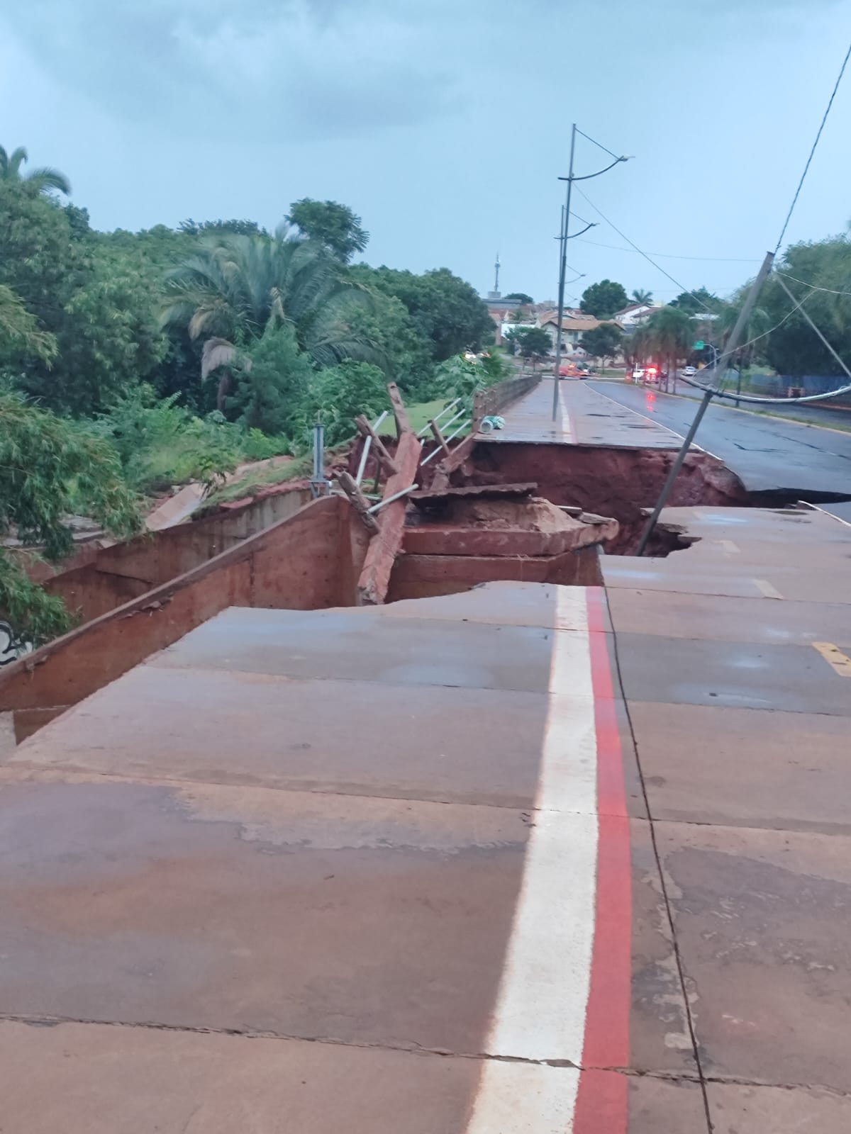 Prefeita vistoria áreas afetadas pela chuva e equipes técnicas avaliam danos após temporal em Campo Grande