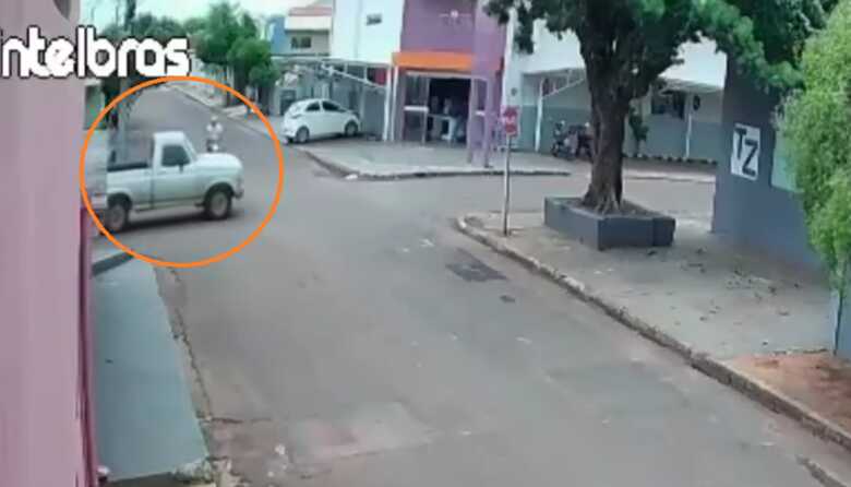 Adolescente em alta velocidade foge da PM e se envolve em grave acidente com caminhonete em Jardim; Confira o vídeo