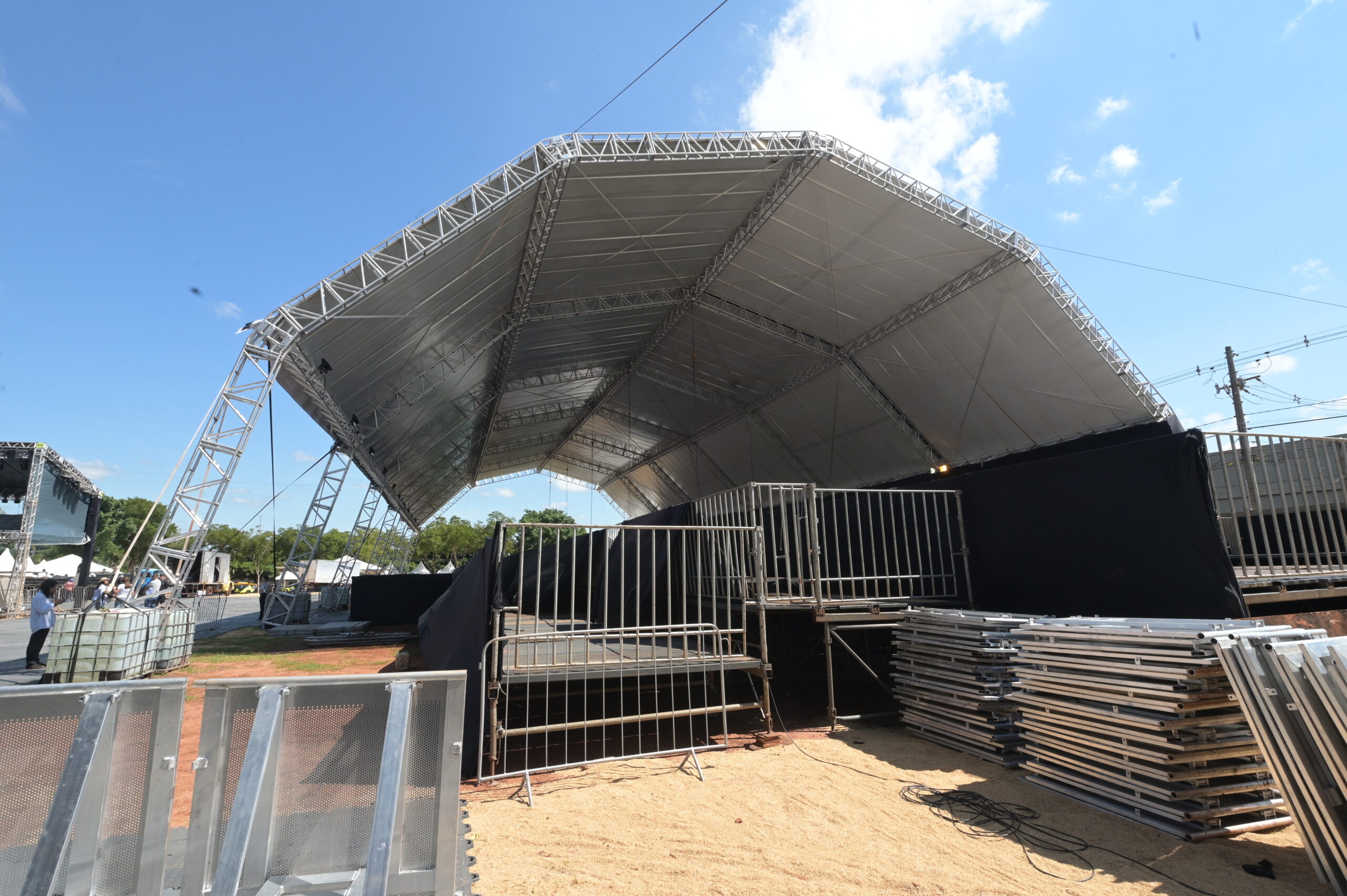 Homem que trabalhava na montagem de palco da Expogrande morre após sofrer descarga elétrica