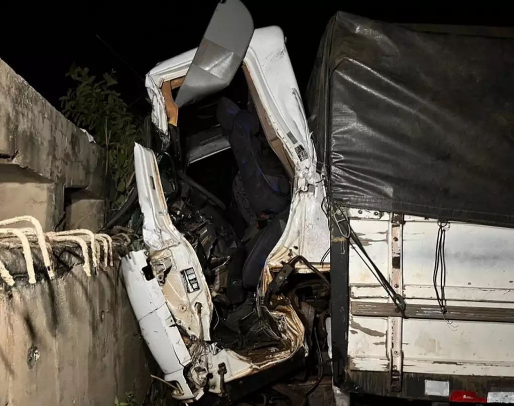 Motorista morre em acidente com caminhão na BR-163, próximo a São Gabriel do Oeste