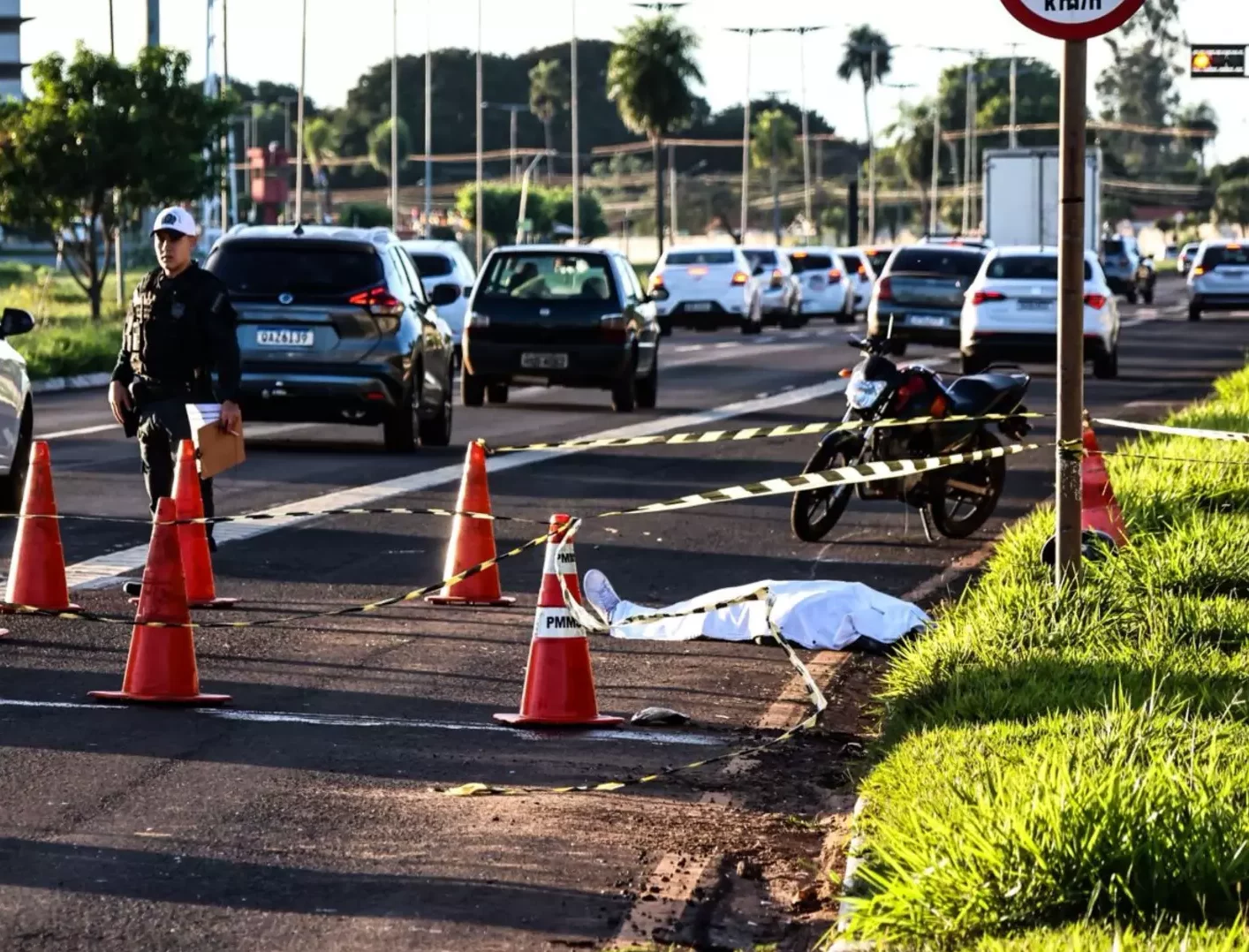Motociclista perde controle da direção e morre ao colidir com poste na Duque de Caxias