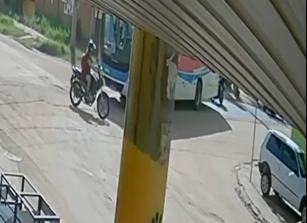 Motociclista morre após derrapar em areia e ser atropelada por ônibus em Campo Grande
