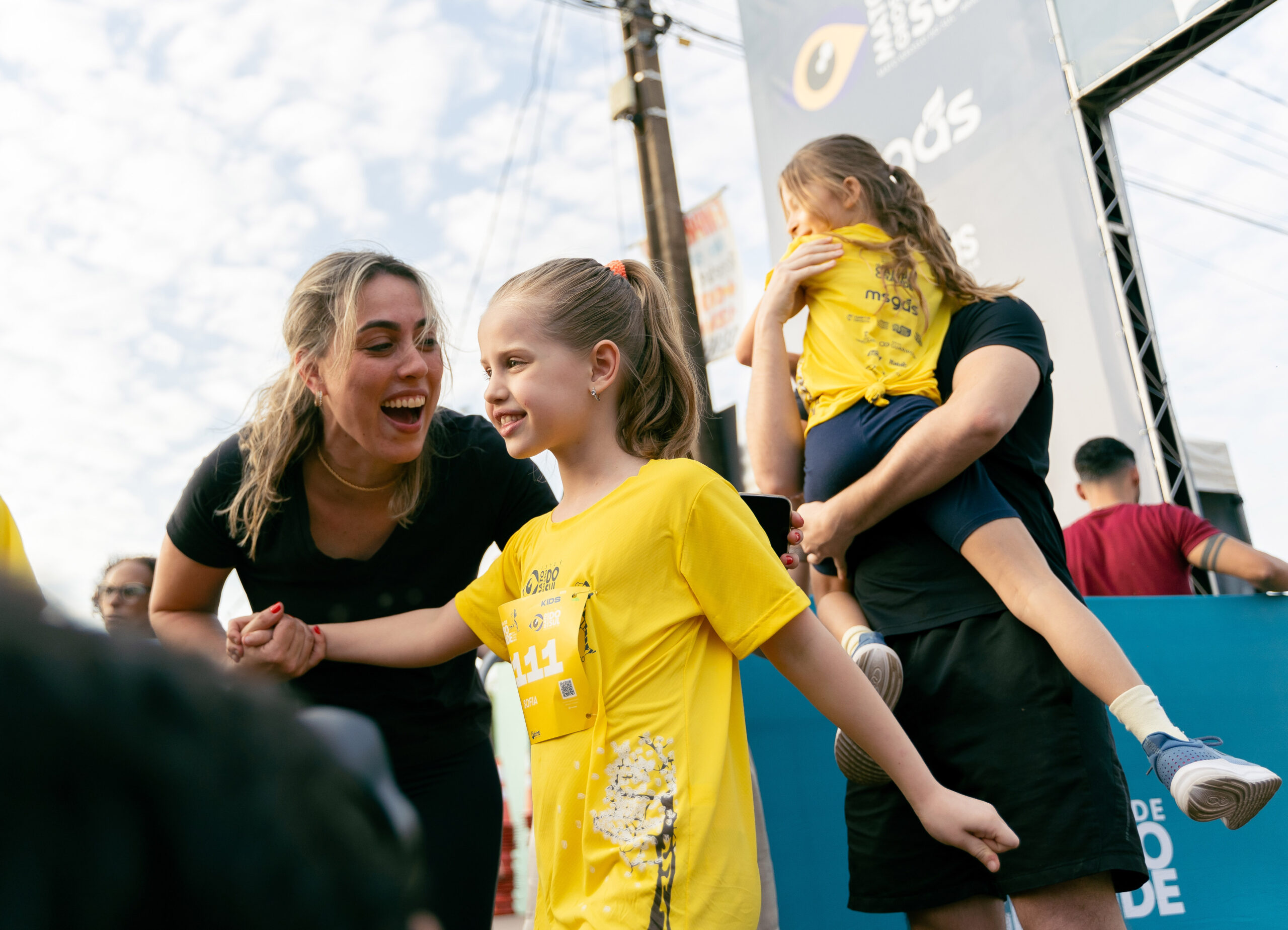 Emoção de mãe e filha na linha de chegada - Foto: Gleison Nascimento