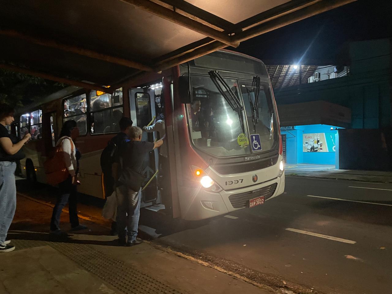 Diretor da Agetran diz que contrato impede multas por superlotação em ônibus da Capital