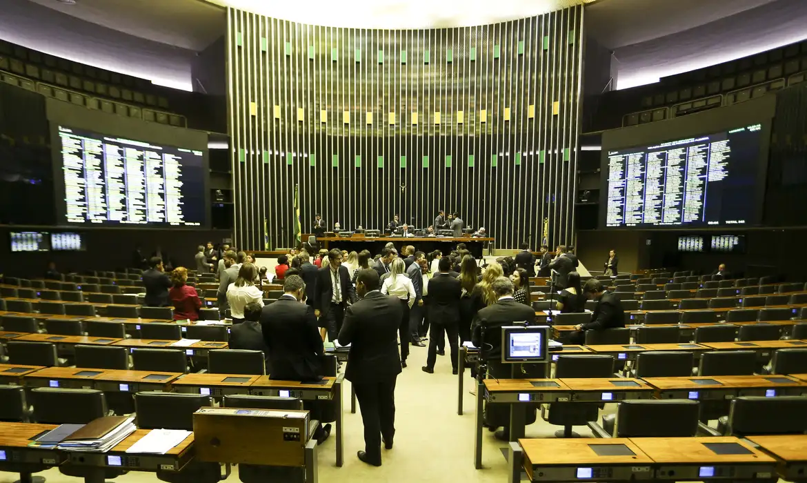 Projeto que visa ampliar número de deputados federais avança na Câmara