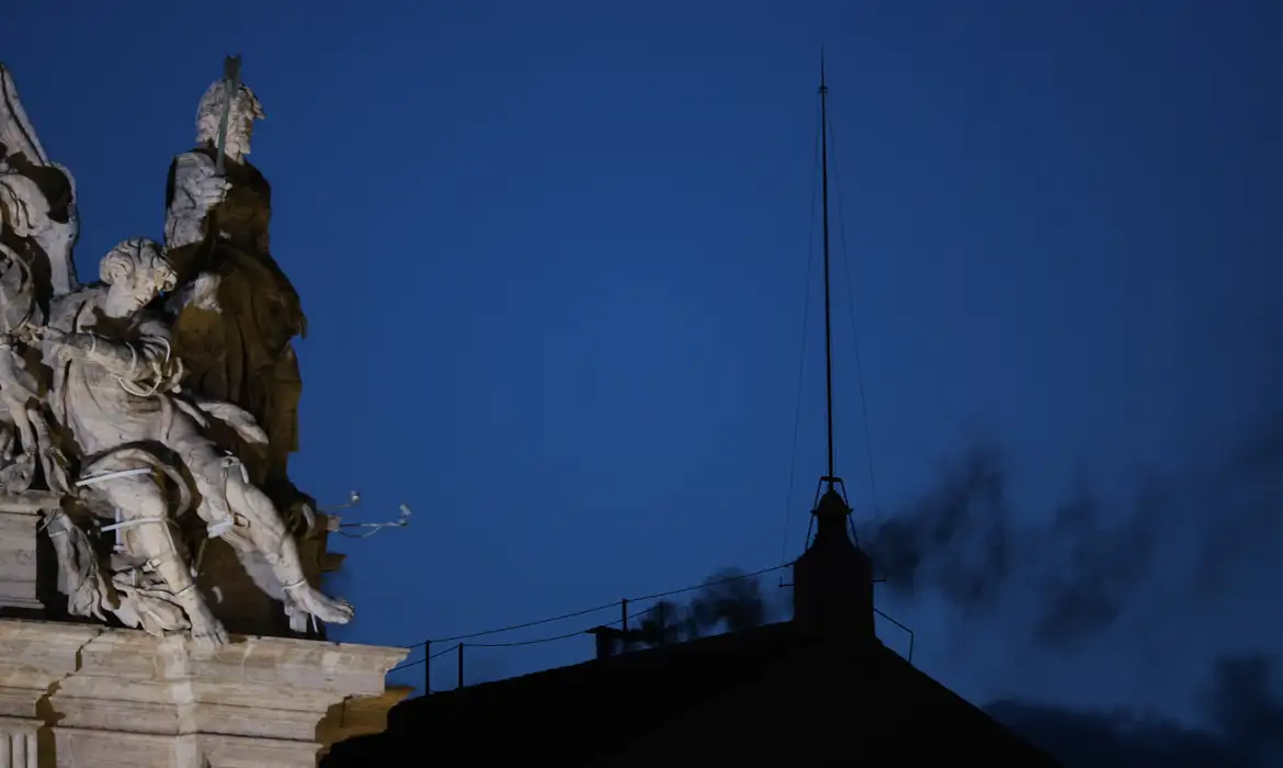 Cardeais não chegam a consenso e primeira votação do conclave termina com fumaça preta